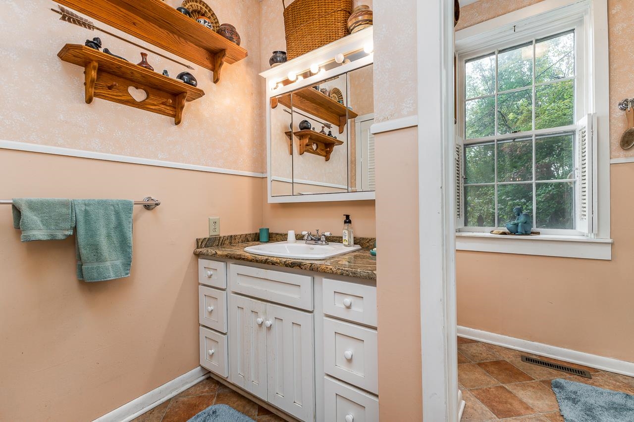 514 3rd Street Galena, IL 61036 - Photo 11 of 25 a utility room with a window