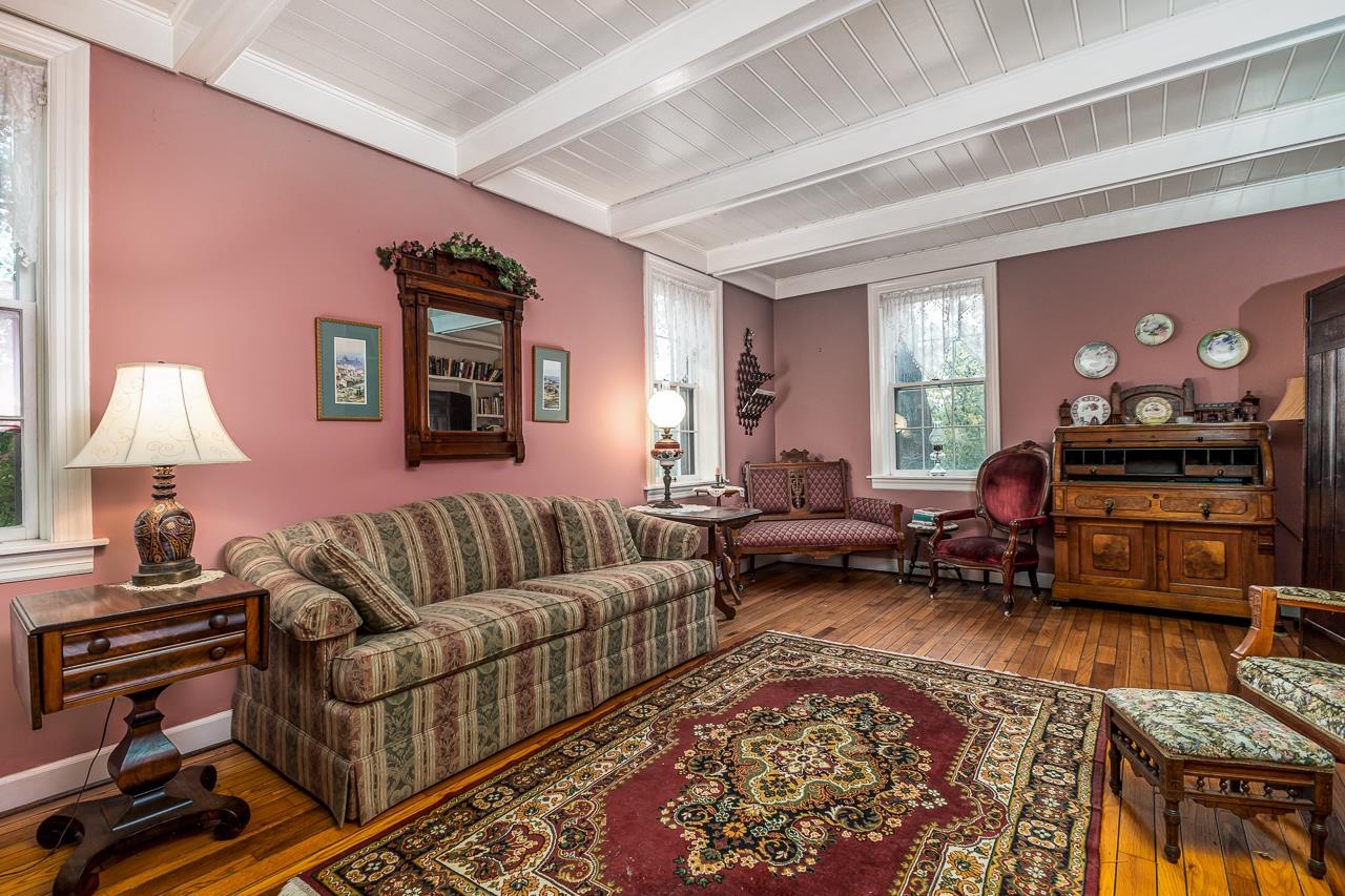 514 3rd Street Galena, IL 61036 - Photo 4 of 25 a living room with furniture and a lamp