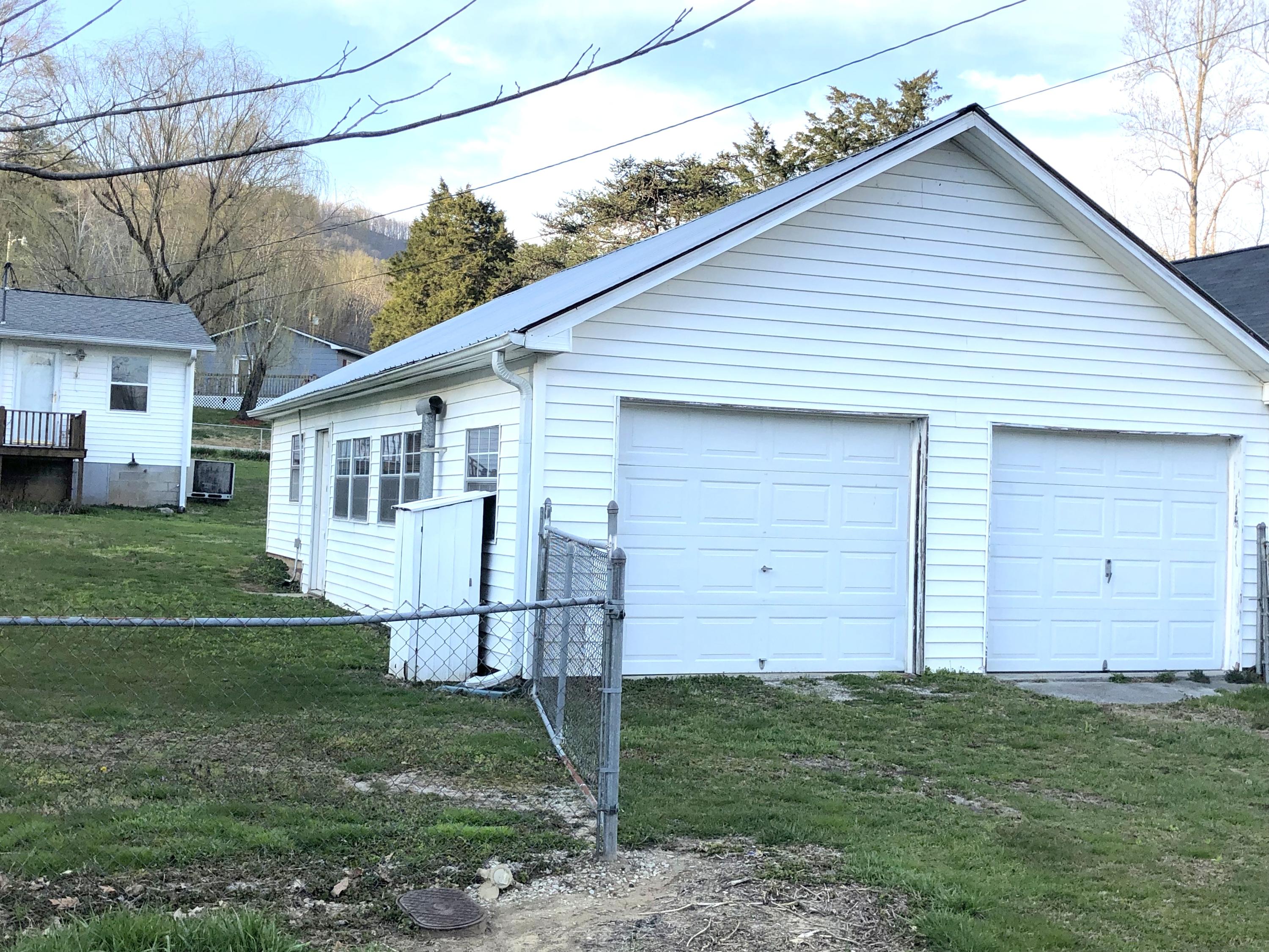 215 Loop Road Caryville, TN 37714 - Photo 2 of 29 IMG_1171