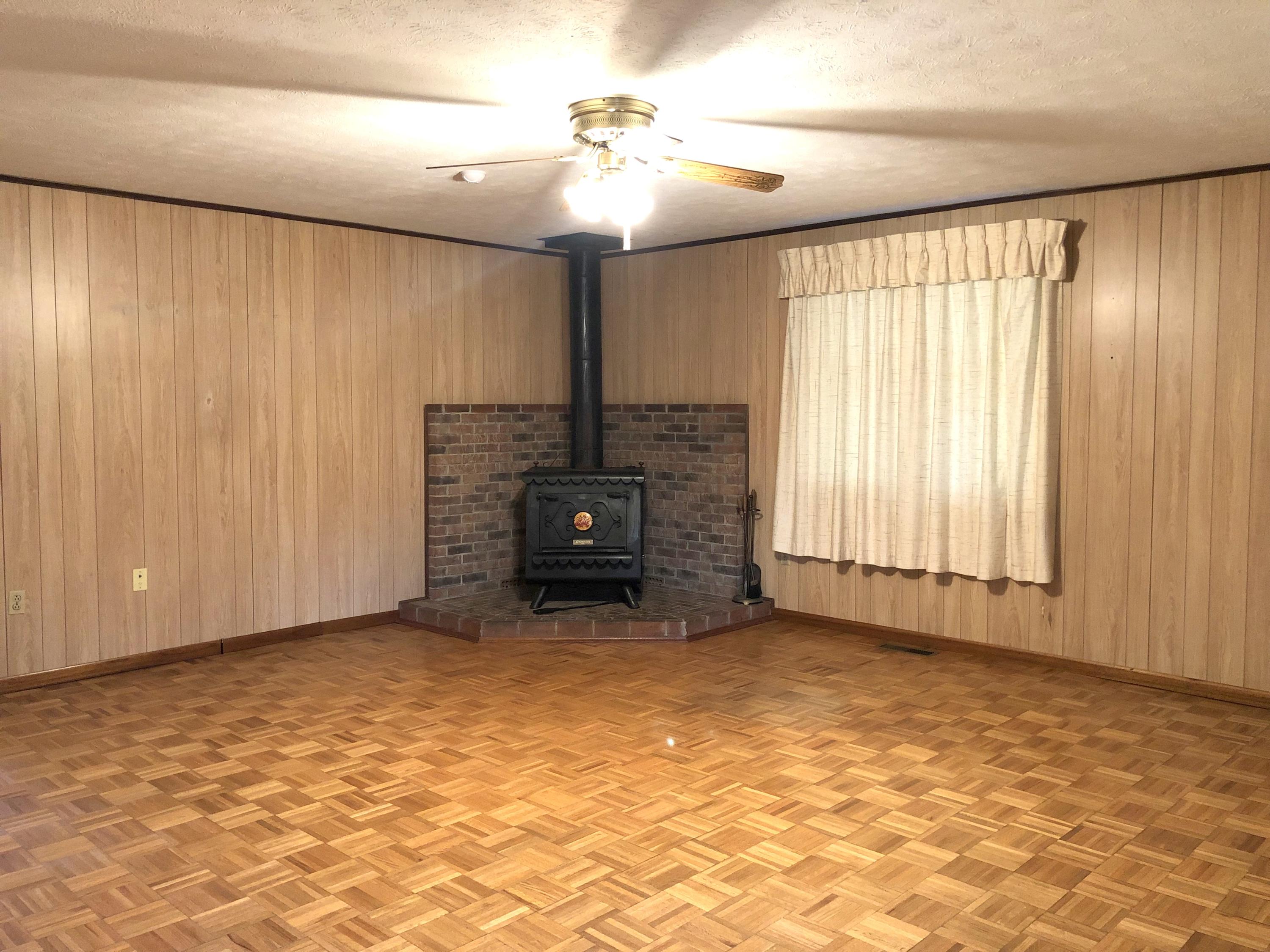 215 Loop Road Caryville, TN 37714 - Photo 3 of 29 Living room