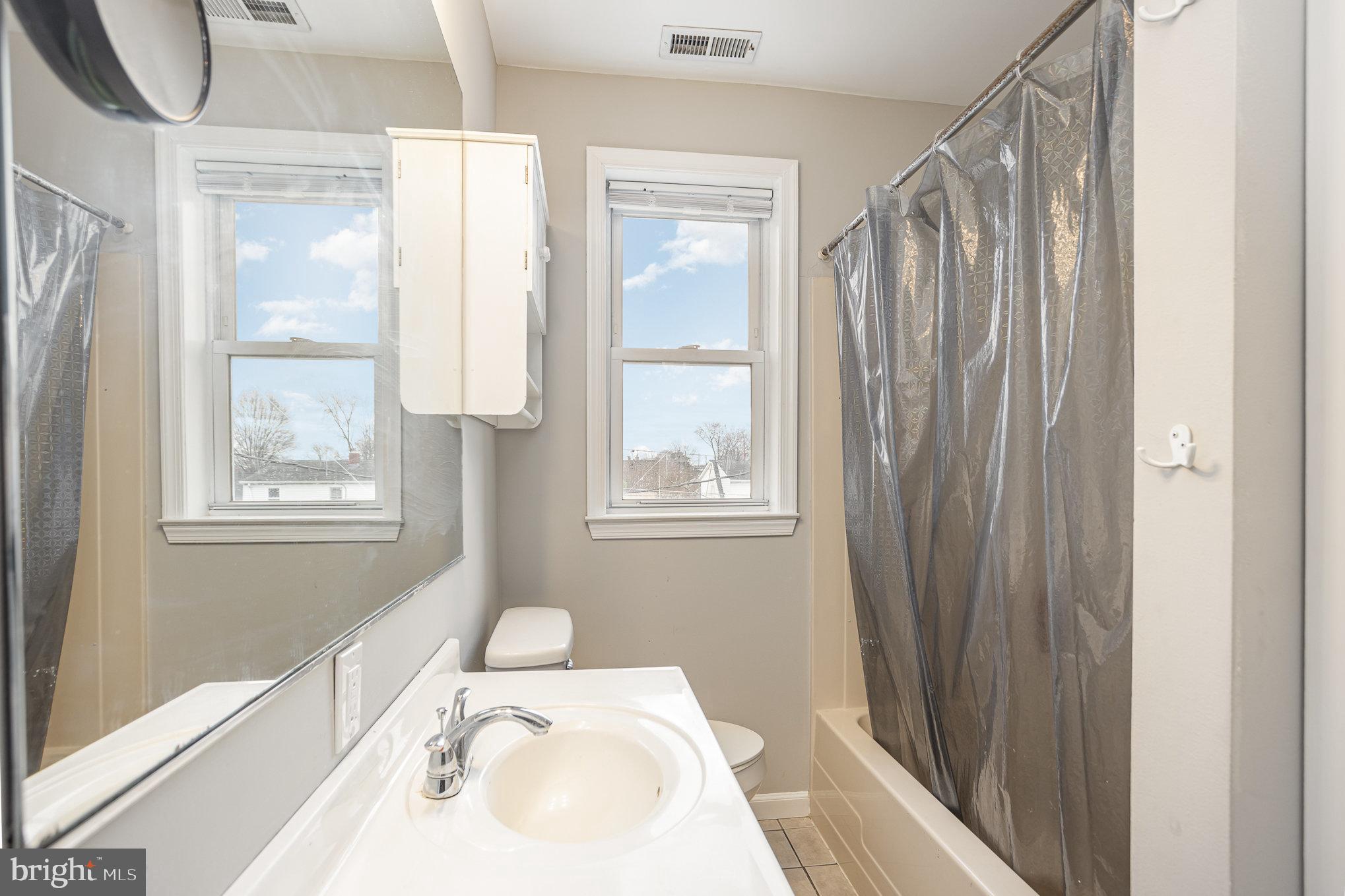 118 Wiltshire Road Essex, MD 21221 - Photo 14 of 21