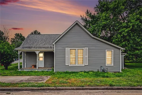 $285,000 | 308 South Bridge Street, Smithville, MO 64089