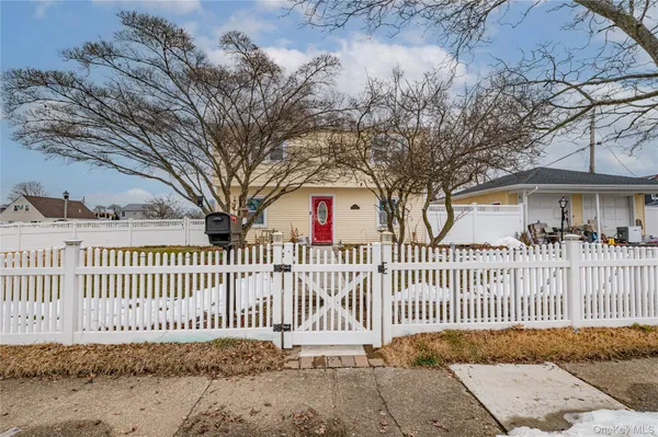 $750,000 | 3 Brook Lane, Levittown, NY 11756