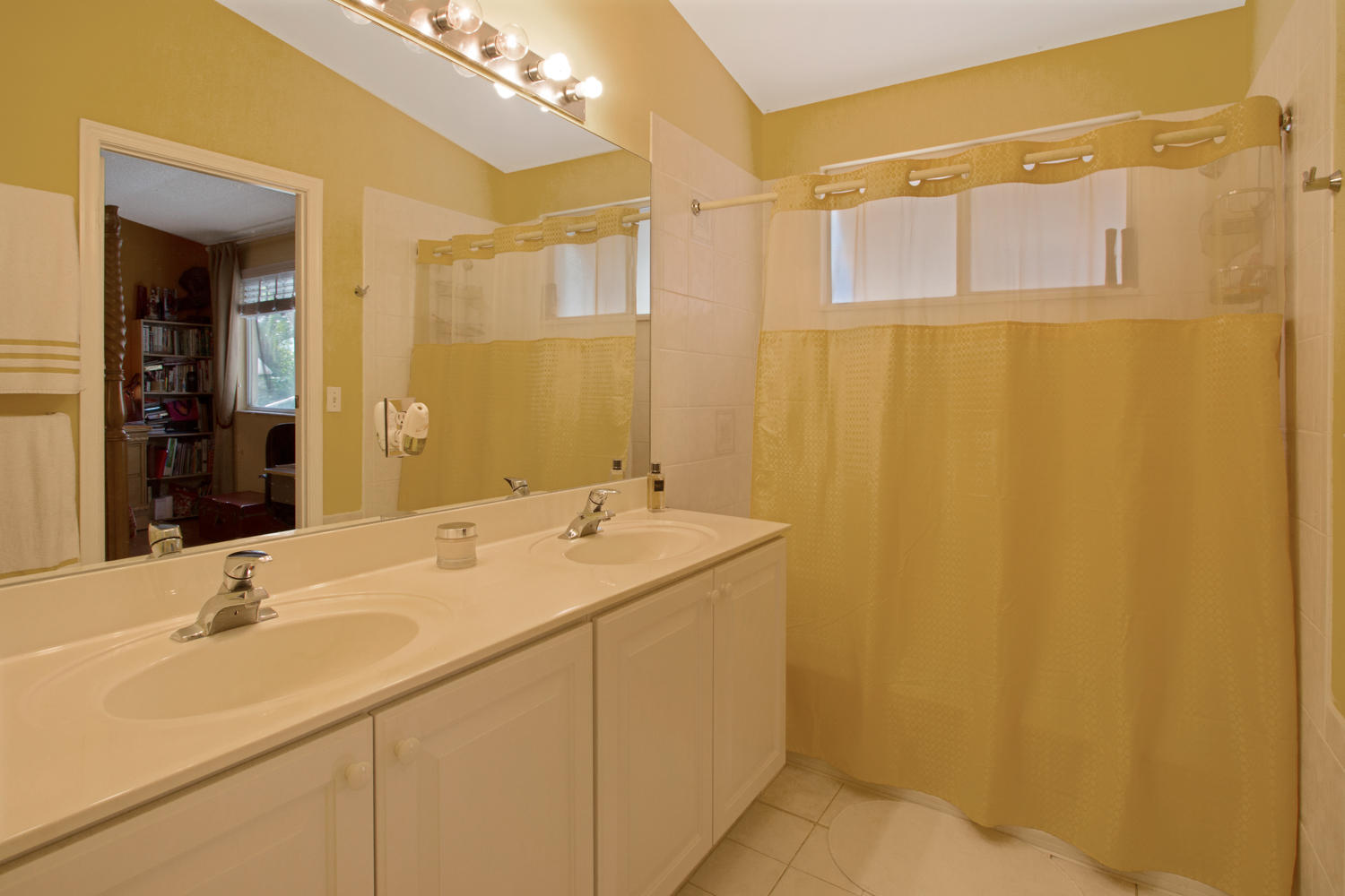 21078 Vía Eden, Unit 21078 Boca Raton, FL 33433 - Photo 19 of 25 Master Bathroom