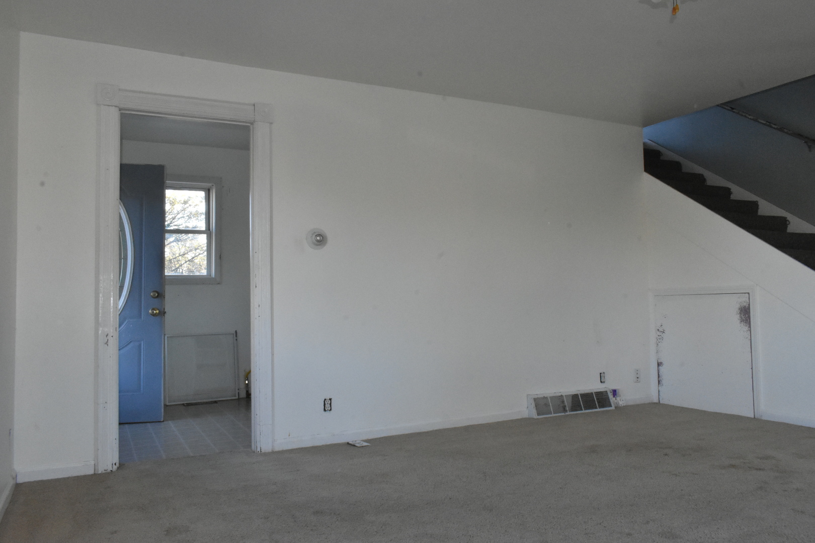 208 East Washington Street Dana, IL 61321 - Photo 14 of 28 an empty room with windows