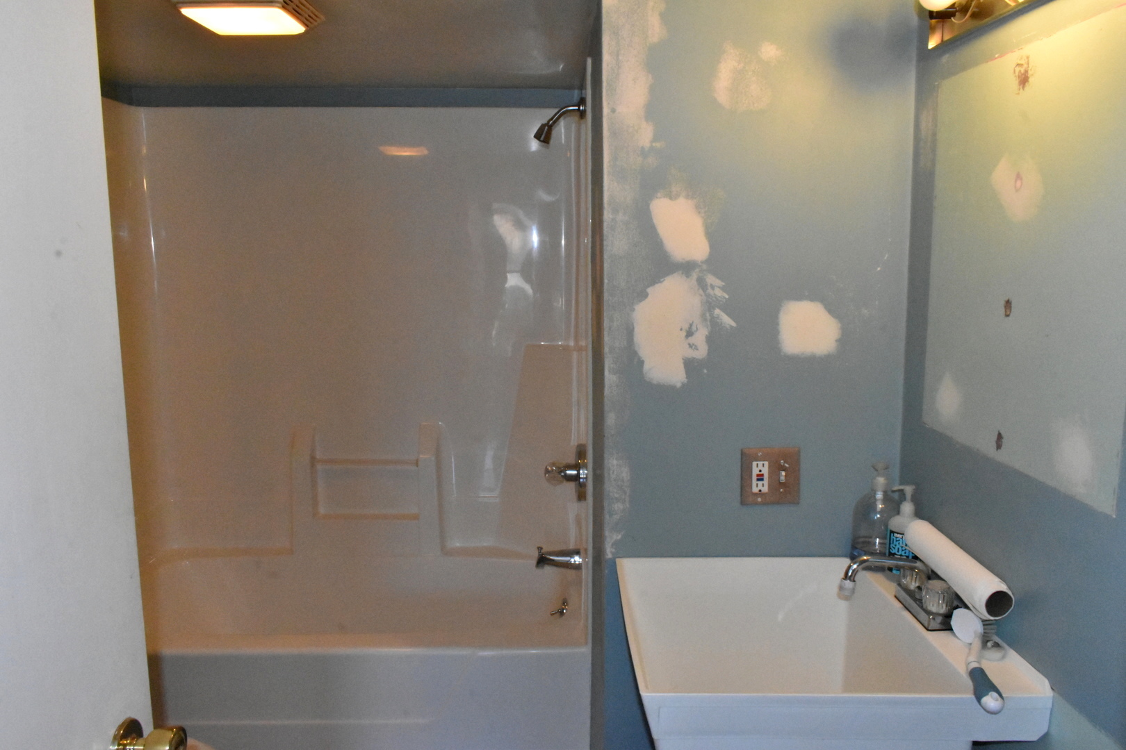 208 East Washington Street Dana, IL 61321 - Photo 24 of 28 a bathroom with a bathtub