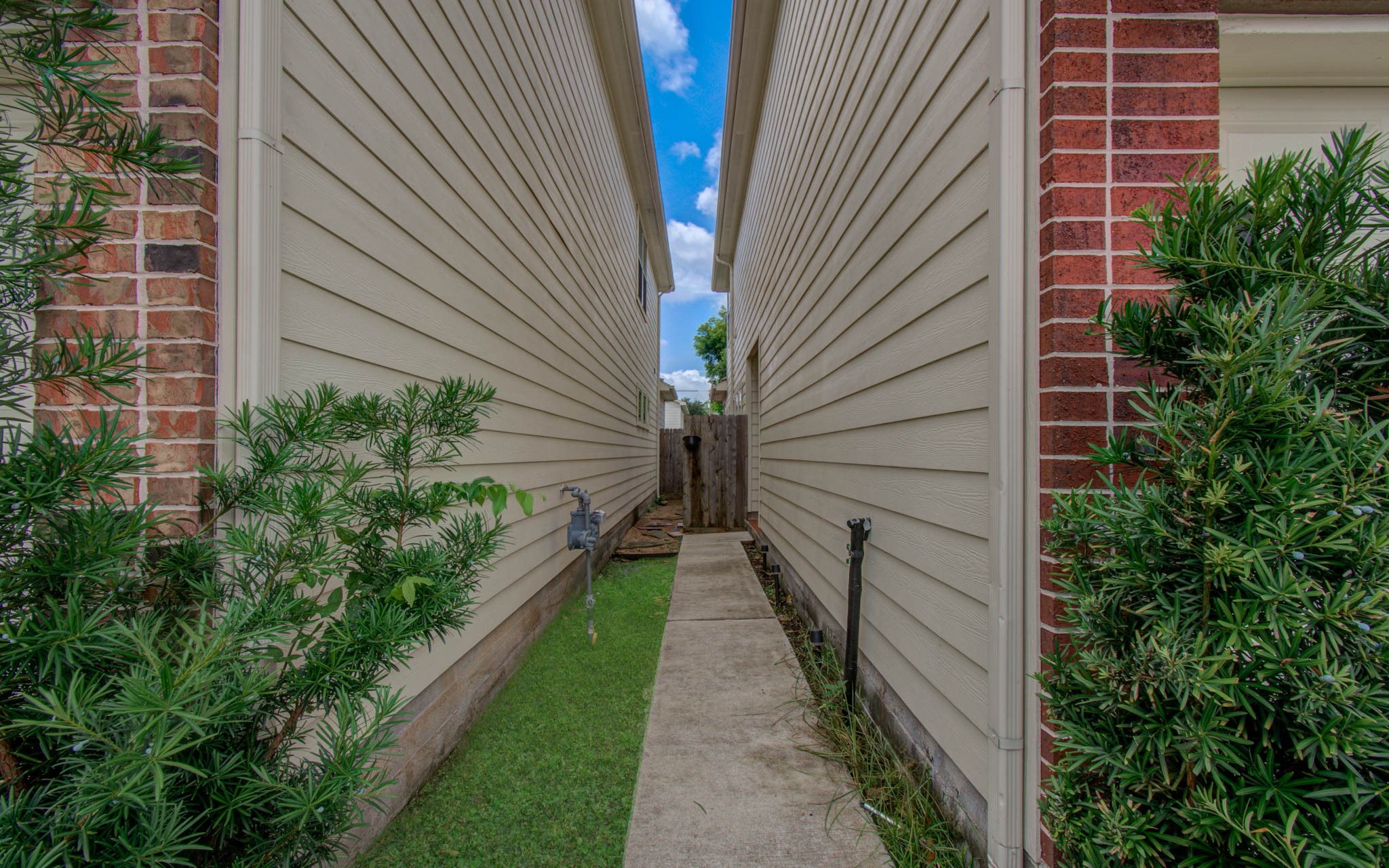 624 East 39th Street Houston, TX 77022 - Photo 5 of 37 a view of a pathway with a house in front of main door