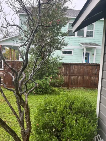 a view of a back yard