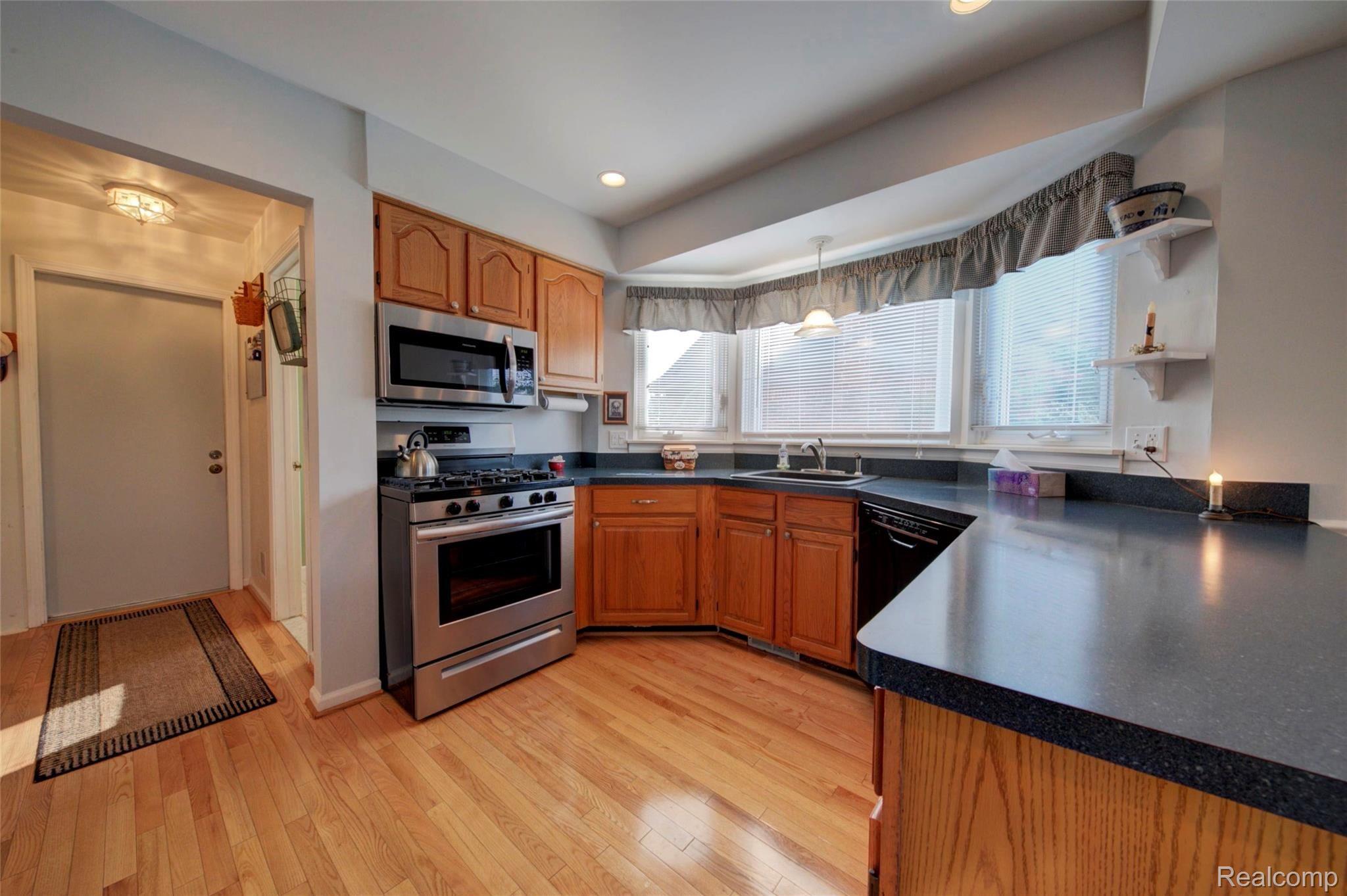 45133 Rector Drive Canton, MI 48188 - Photo 16 of 36 16 Kitchen.jpg