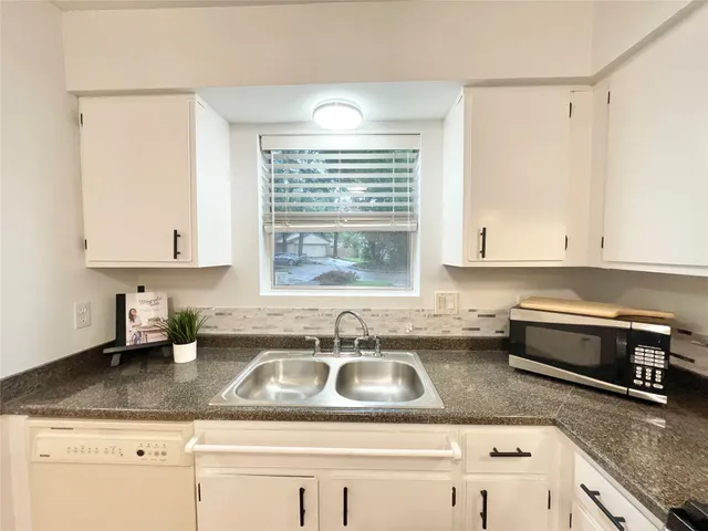 $1,750 | 6 Lea Oak Court, The Woodlands, TX 77381