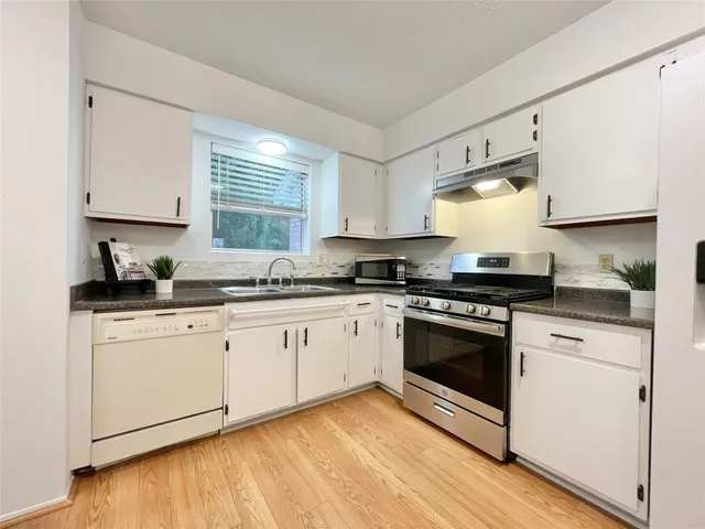 $1,750 | 6 Lea Oak Court, The Woodlands, TX 77381