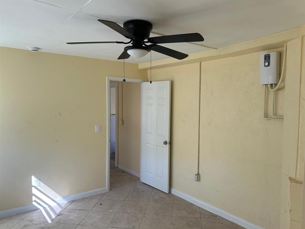 371 Banyan Avenue Pahokee, FL 33476 - Photo 10 of 12 a view of a hallway with a small space