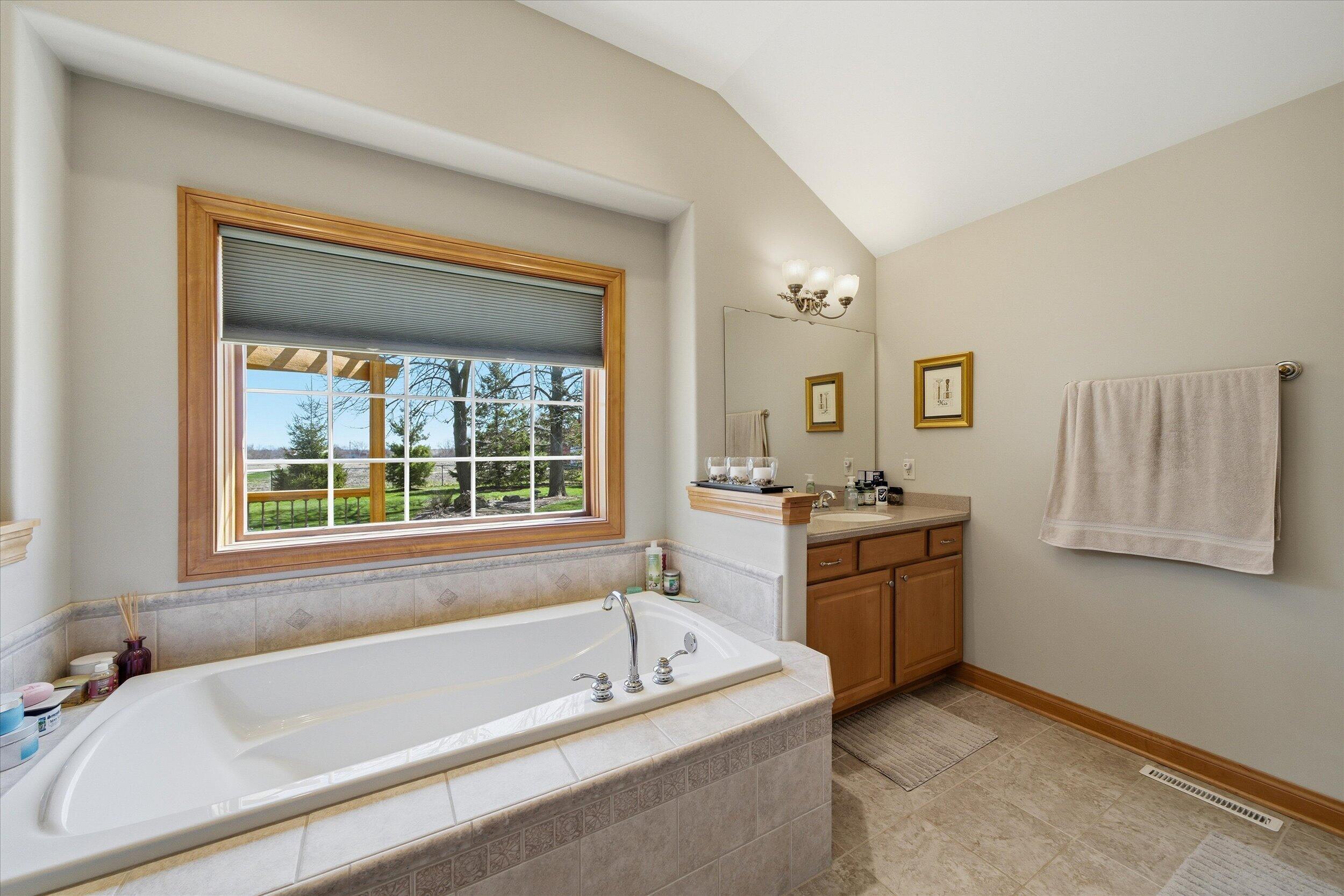 3313 47th Avenue Kenosha, WI 53144 - Photo 24 of 55 Soaking Tub