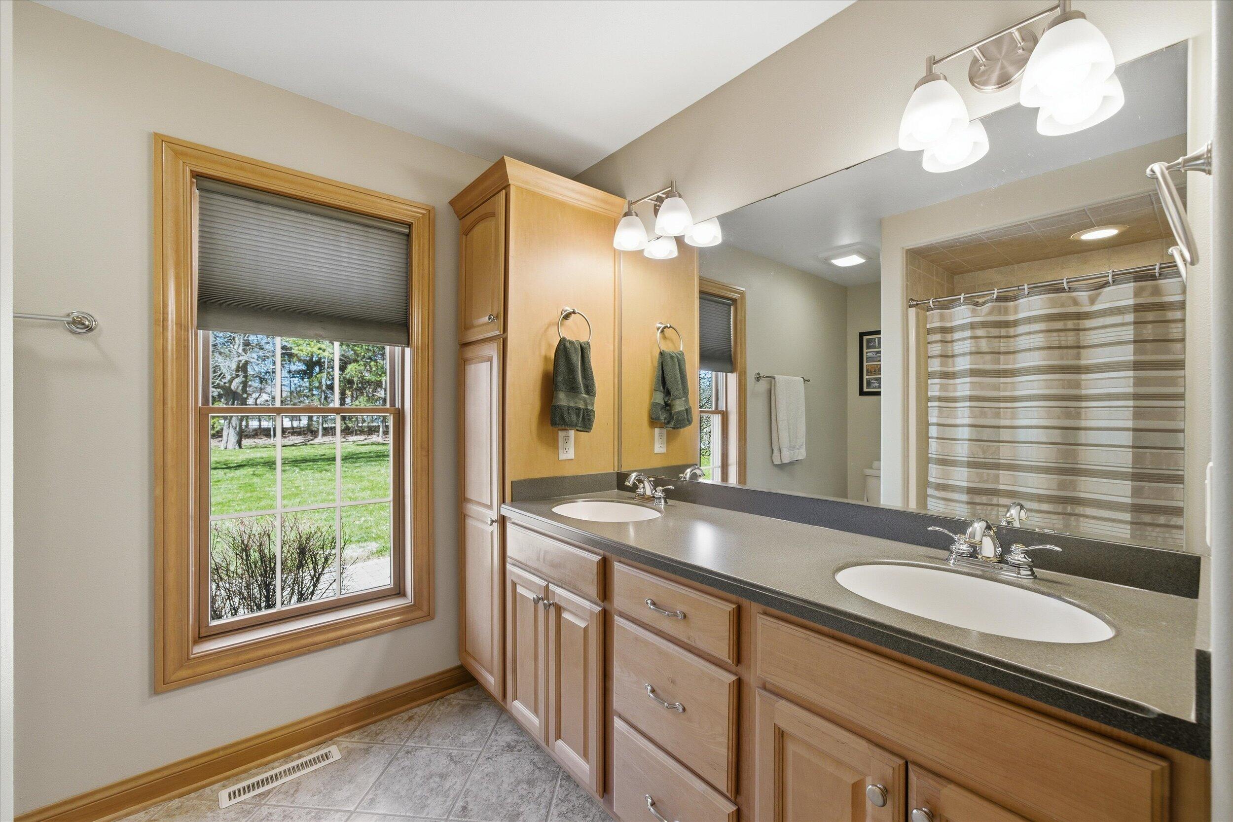 3313 47th Avenue Kenosha, WI 53144 - Photo 29 of 55 Main Bath