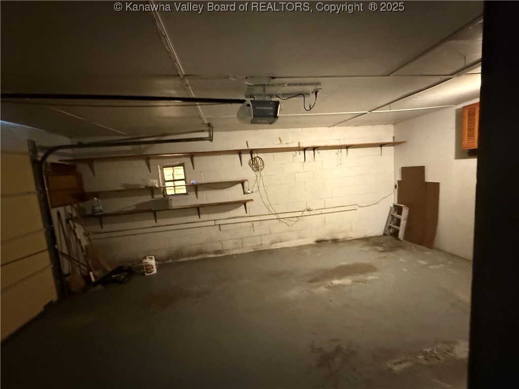898 Thunder Road Chapmanville, WV 25508 - Photo 15 of 28 Garage