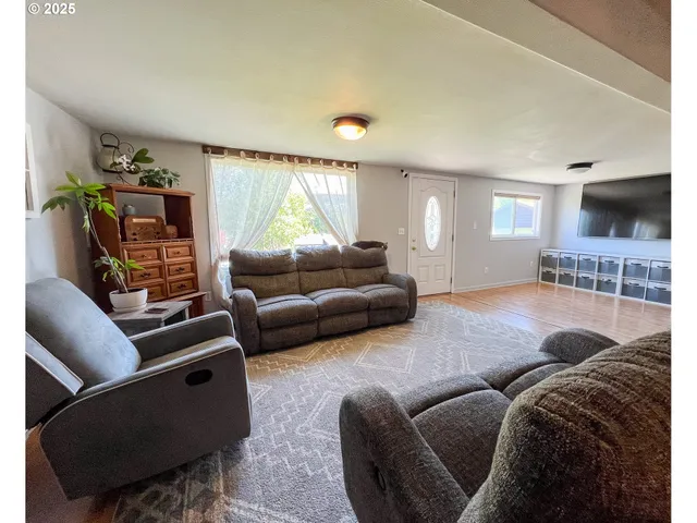 $315,000 | 858 East Main Street, John Day, OR 97845