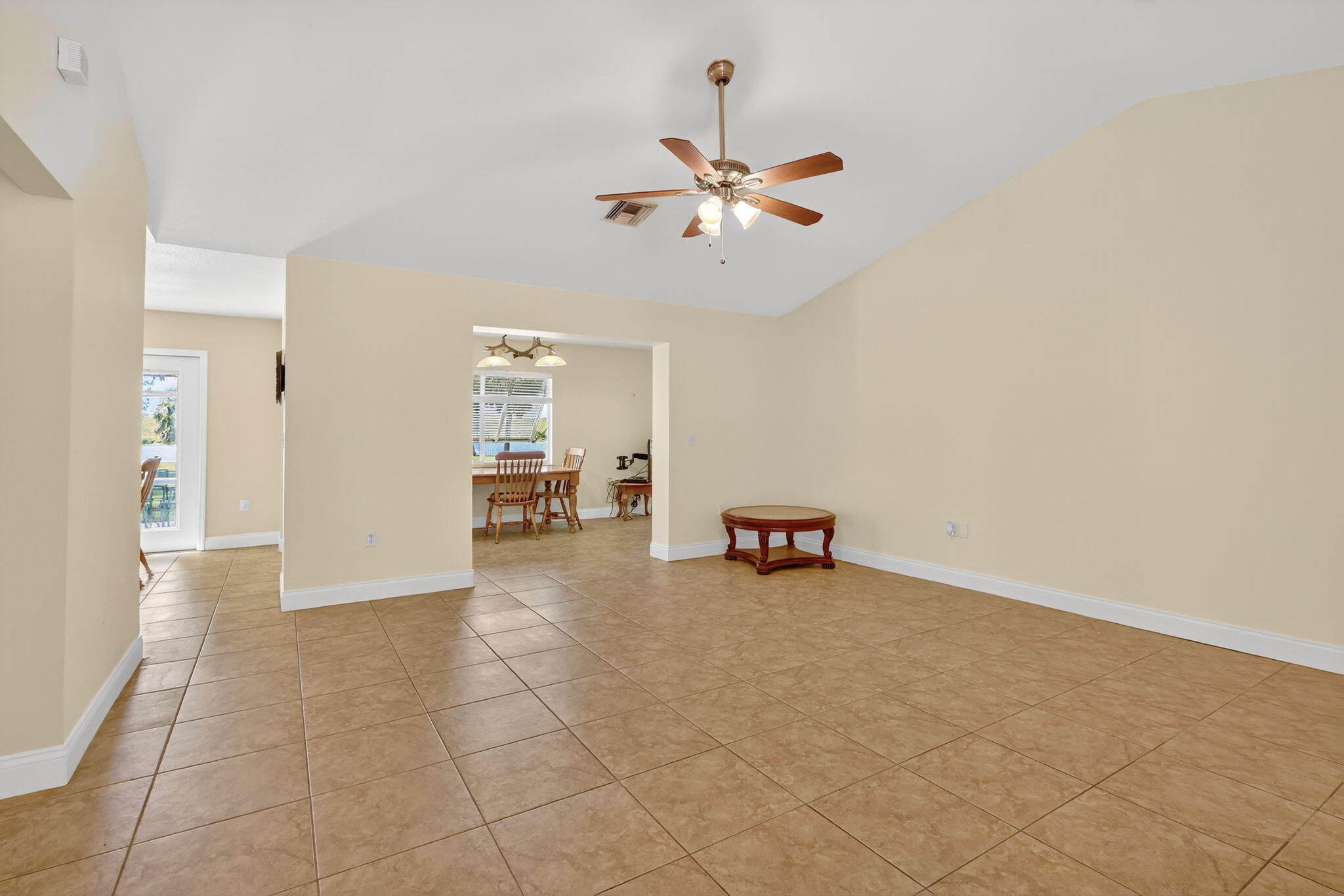 8888 Highway 441 Okeechobee, FL 34974 - Photo 9 of 61 Living Room