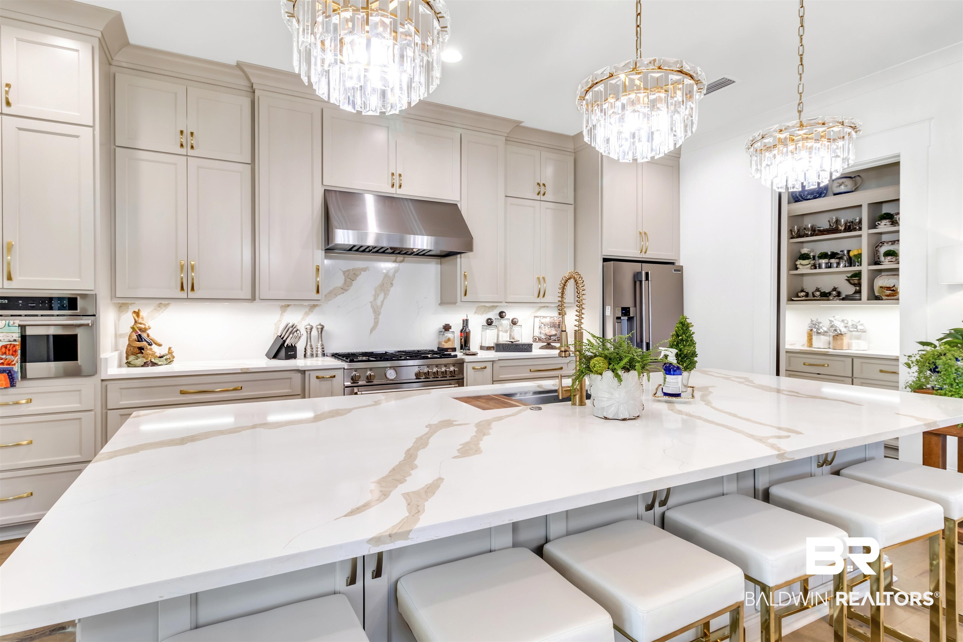 885 Inlet Circle Gulf Shores, AL 36542 - Photo 5 of 36 Kitchen with a spacious island, decorative light fixtures, a kitchen breakfast bar, and high end appliances