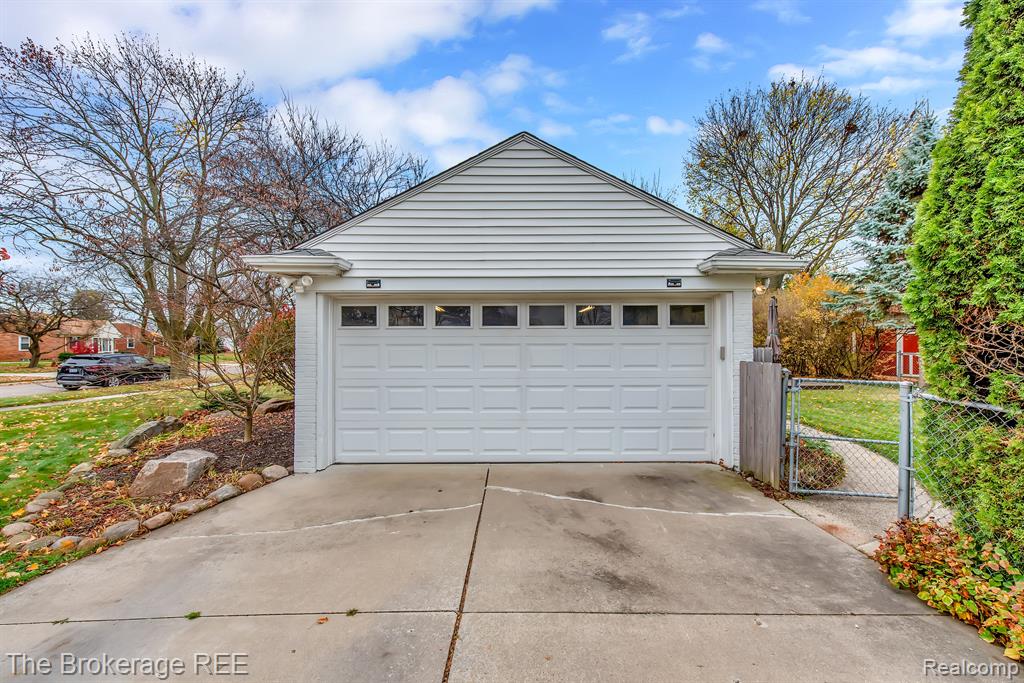 3663 Rockingham Road Royal Oak, MI 48073 - Photo 27 of 34