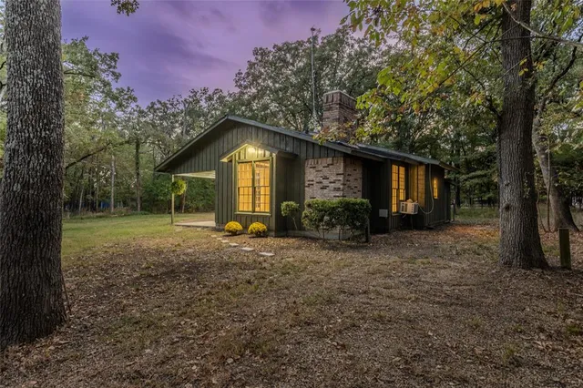 a view of a house with backyard and garden