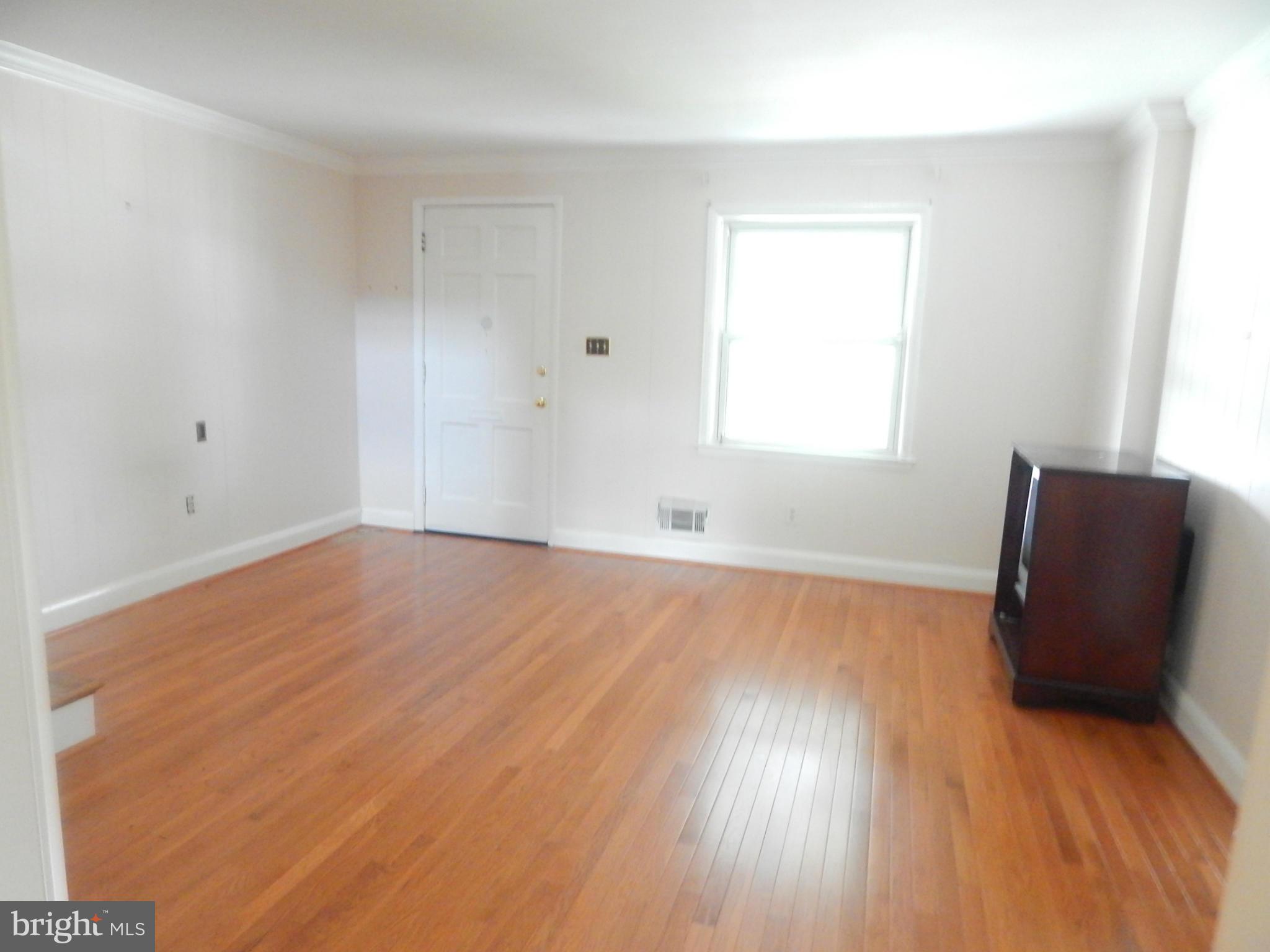 78 South Hawthorne Road Baltimore, MD 21220 - Photo 6 of 17 Living Room