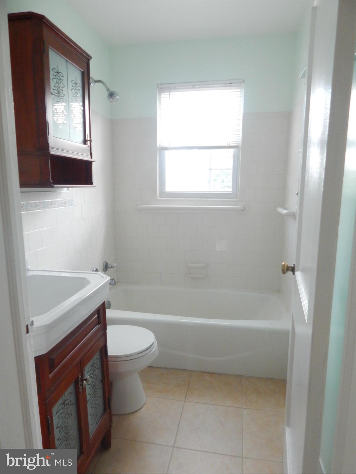78 South Hawthorne Road Baltimore, MD 21220 - Photo 10 of 17 Bath