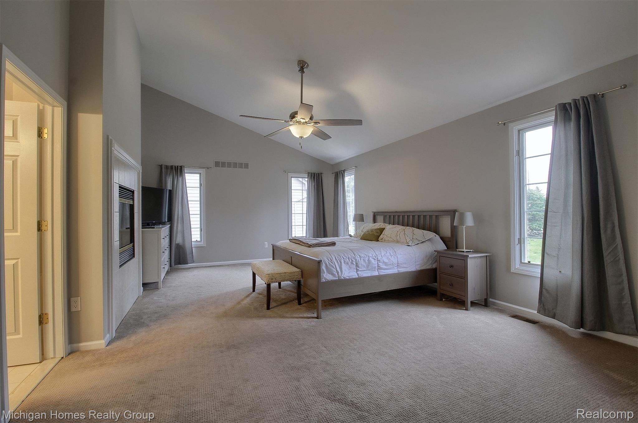 1206 Welland Drive Rochester, MI 48306 - Photo 21 of 38 21-Master Bedroom.jpg