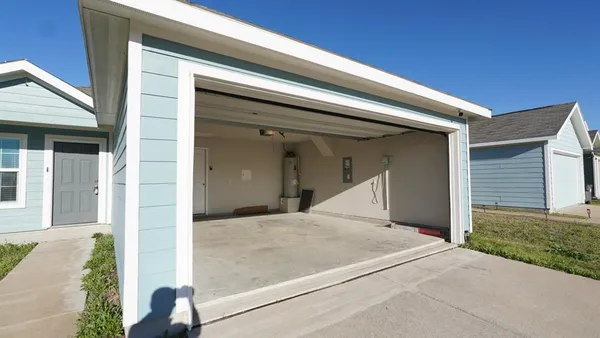 a view of backyard of the house