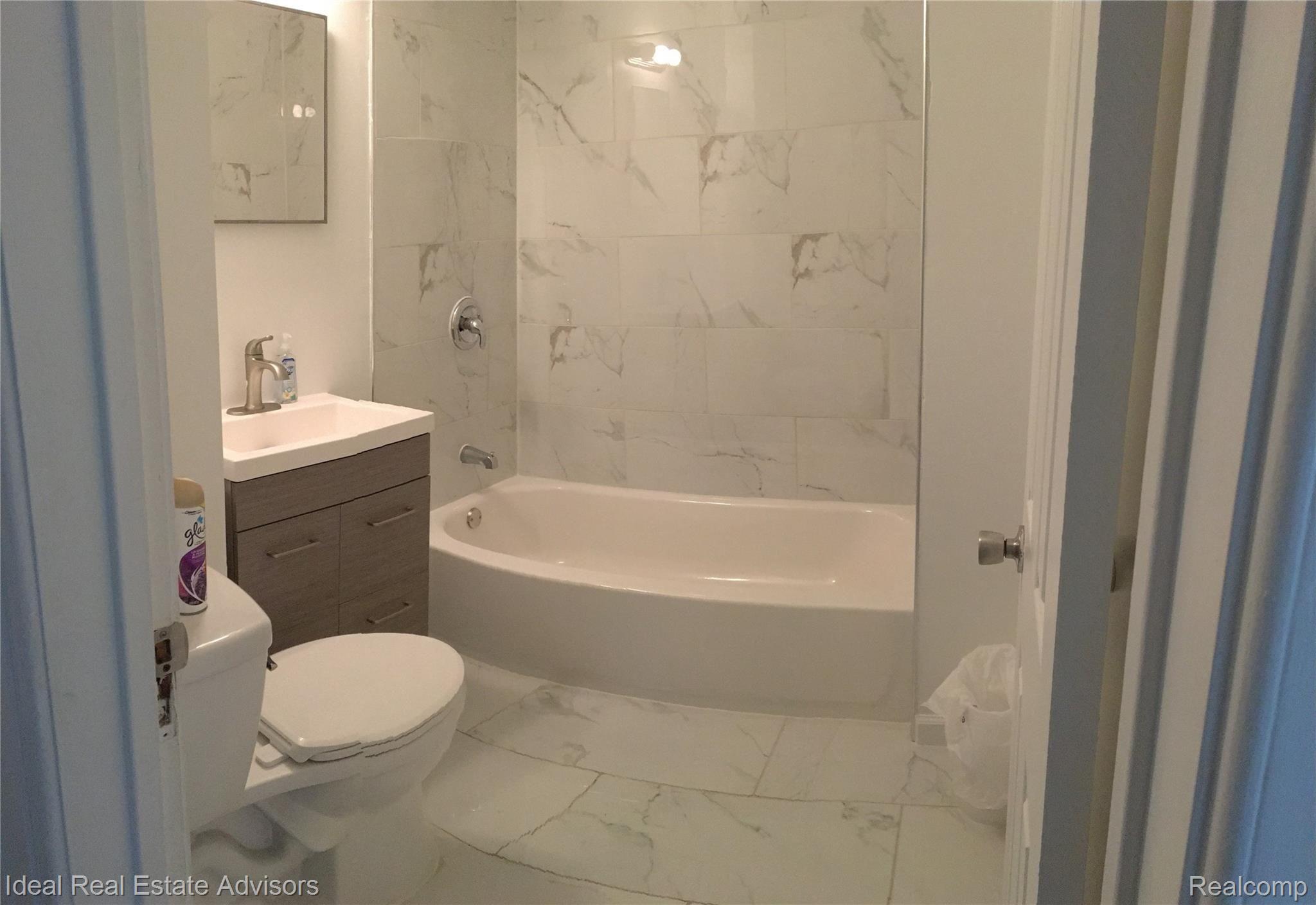 21421 Greenview Road Southfield, MI 48075 - Photo 6 of 34 IMG_5258.JPG