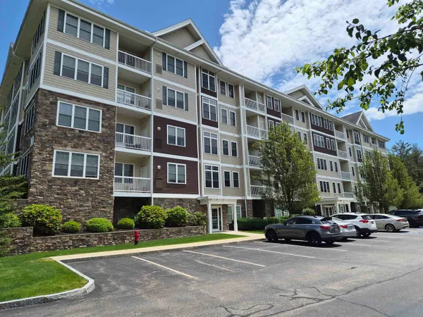 $420,000 | 10 Braemoor Woods Road, Unit 104, Salem, NH 03079