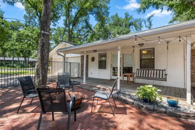 a view of a house with backyard