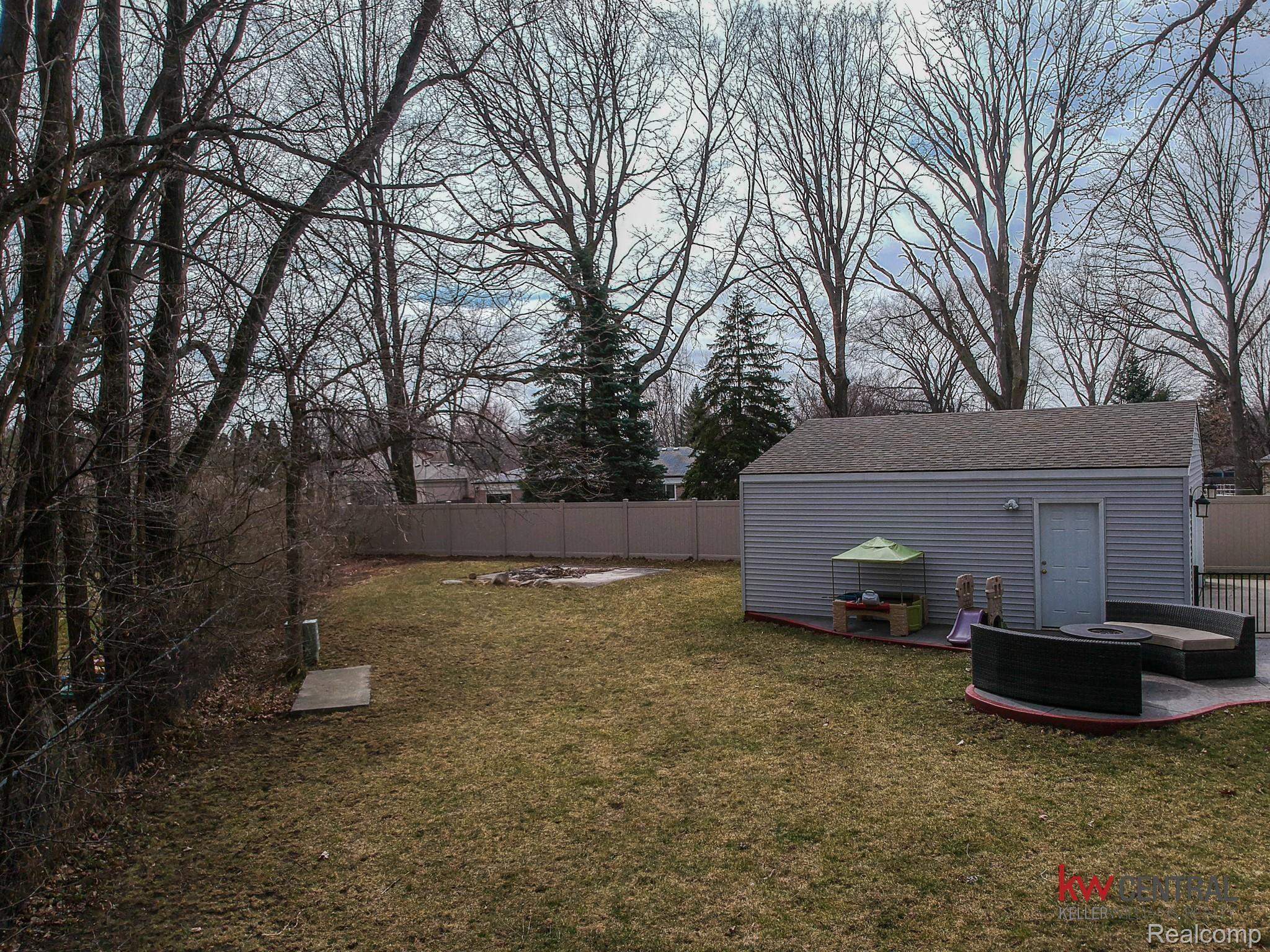 899 Meadowlake Road Canton, MI 48188 - Photo 28 of 31 Back yard.jpg