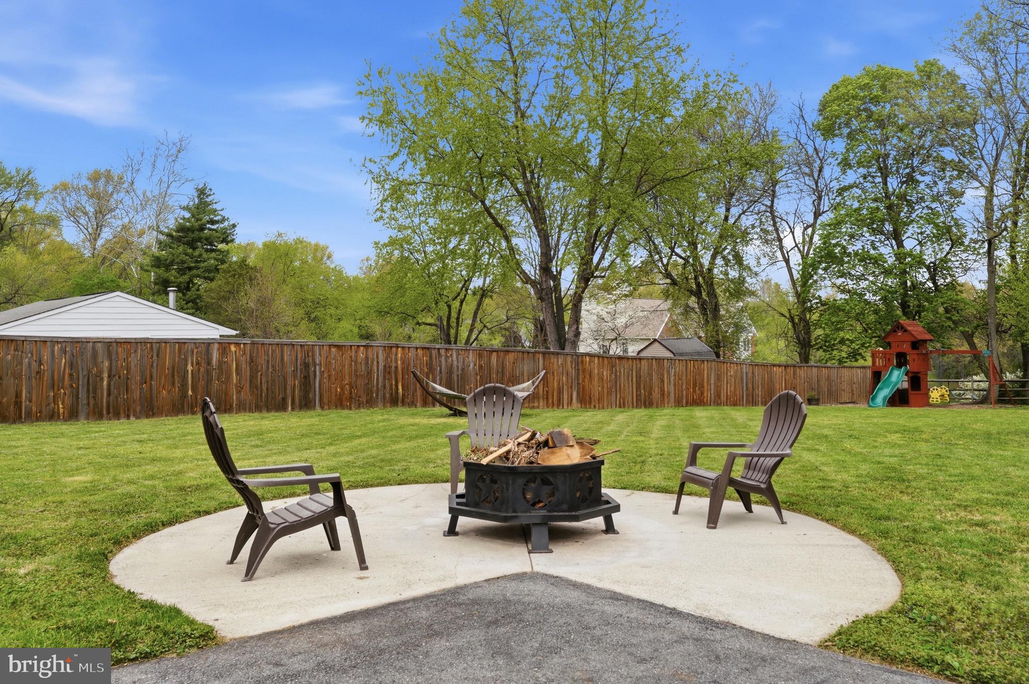 23725 Woodfield Road Gaithersburg, MD 20882 - Photo 37 of 61 a garden view with a seating space