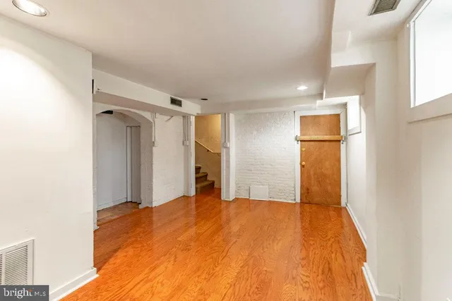 a view of a big room with closet and mirror