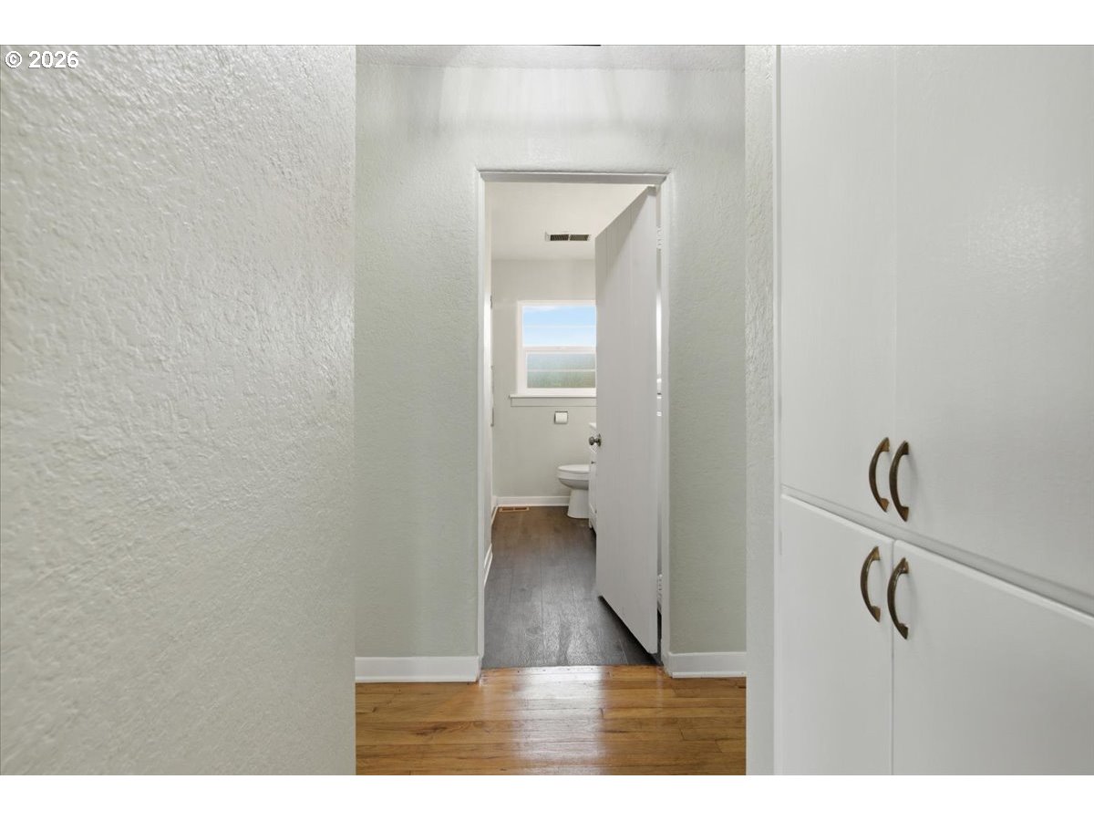 1084 24th Street Northeast Salem, OR 97301 - Photo 11 of 30 a view of a bathroom