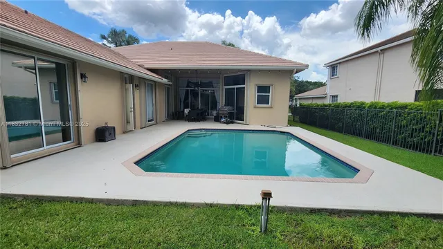 a view of outdoor space yard and porch