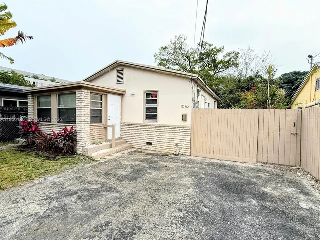 $2,300 | 1062 Northeast 38th Street, Unit MAIN, Oakland Park, FL 33334