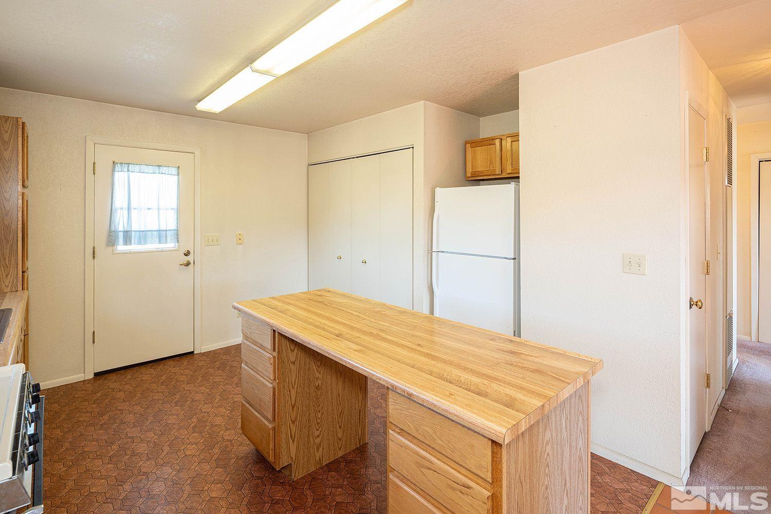 21400 Graves Road Reno, NV 89521 - Photo 11 of 21 a room that has a bed and a table in it