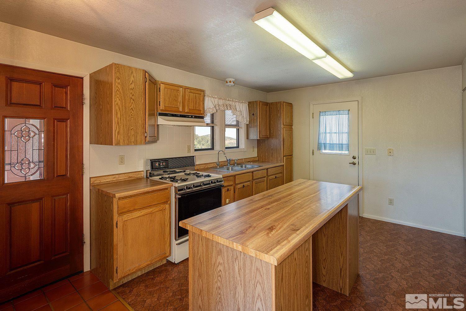 21400 Graves Road Reno, NV 89521 - Photo 10 of 21 a kitchen that has a sink and a stove in it