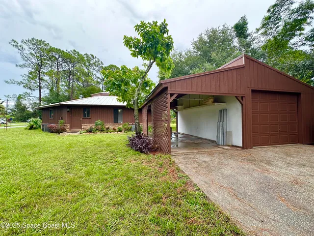 a view of a house with a yard and a yard