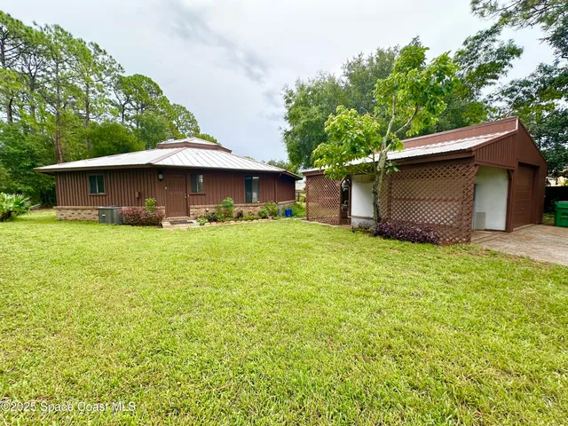 a front view of house with yard