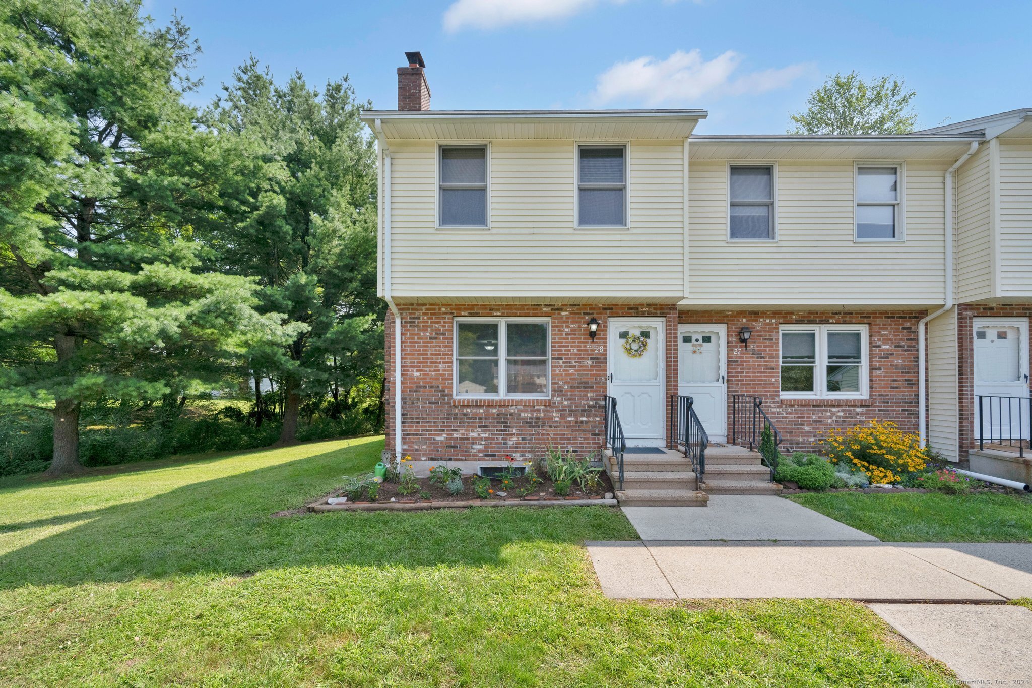 28 Vintner Place, Unit 28 Enfield, CT 06082 - Photo 1 of 1 front view of a house with a yard