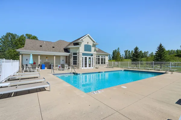 $374,900 | N17-w26495 Meadowgrass Circle, Unit E, Pewaukee, WI 53072