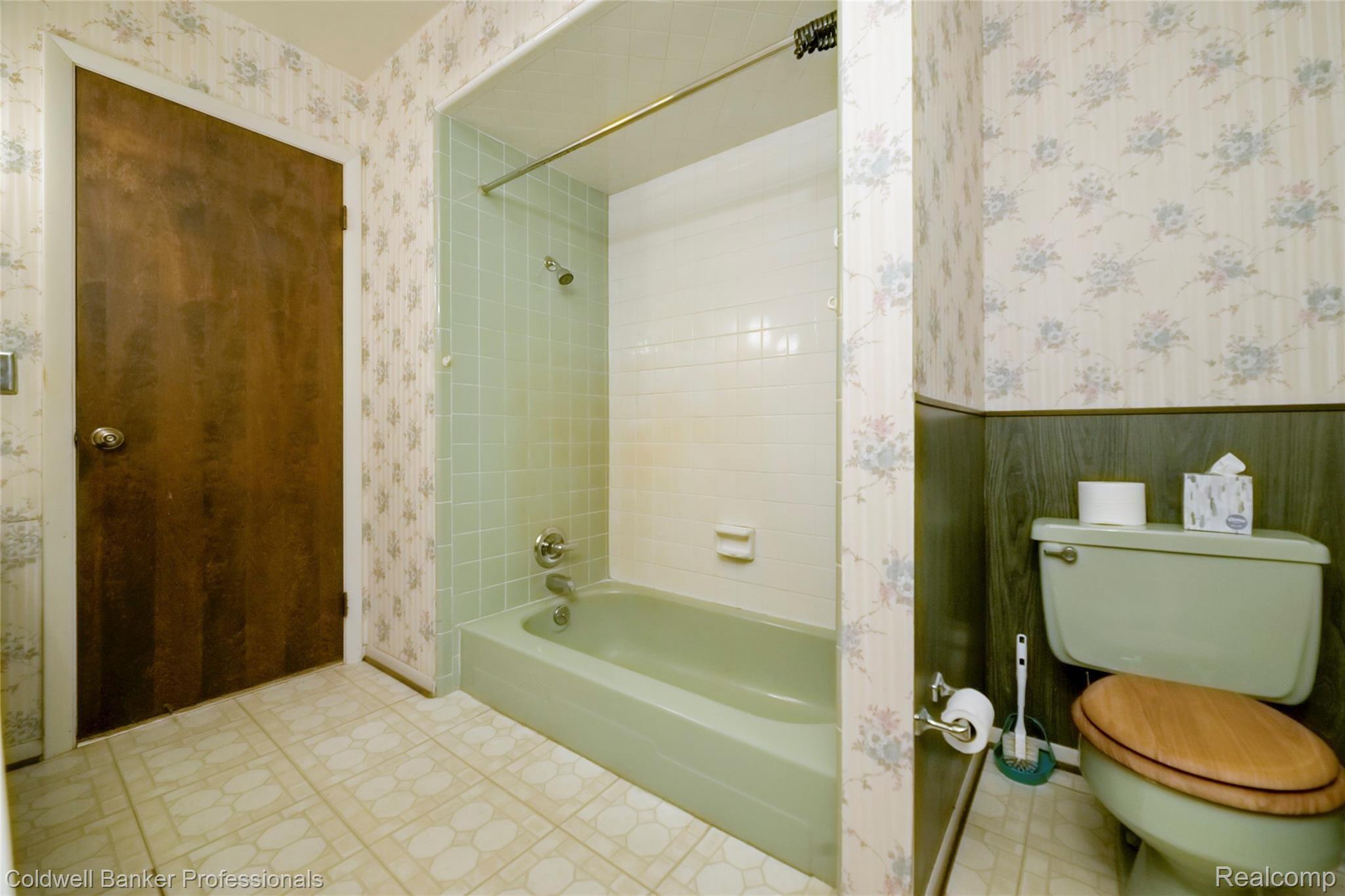 5830 Pratt Road Lapeer, MI 48446 - Photo 14 of 27 011-photo-master-bathroom-8337916.jpg