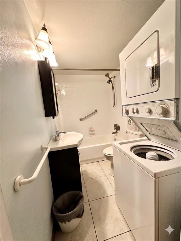 912 Lake Destiny Road, Unit F Altamonte Springs, FL 32714 - Photo 7 of 12 a bathroom with a sink a toilet and mirror