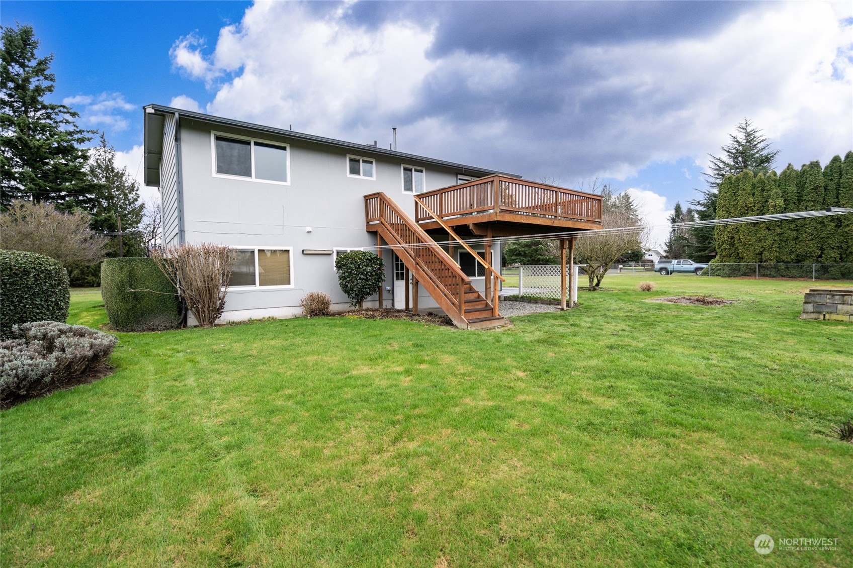 16678 Dike Road Mount Vernon, WA 98273 - Photo 25 of 37 a front view of a house with garden
