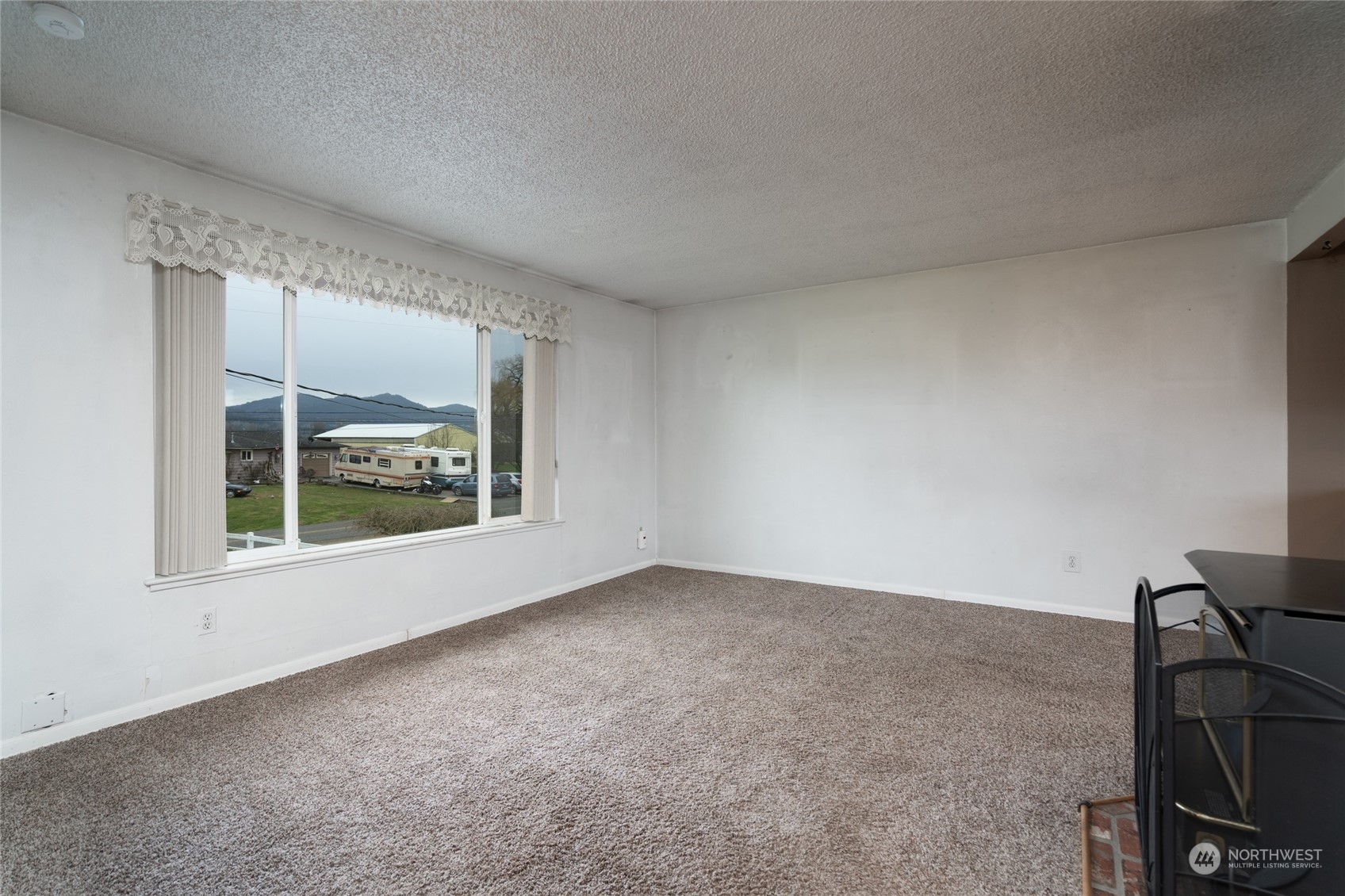 16678 Dike Road Mount Vernon, WA 98273 - Photo 8 of 37 an empty room with windows