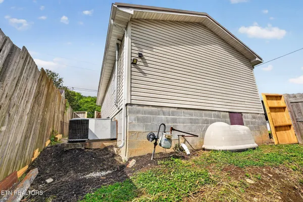 $186,900 | 206 East Maple Street, Caryville, TN 37714