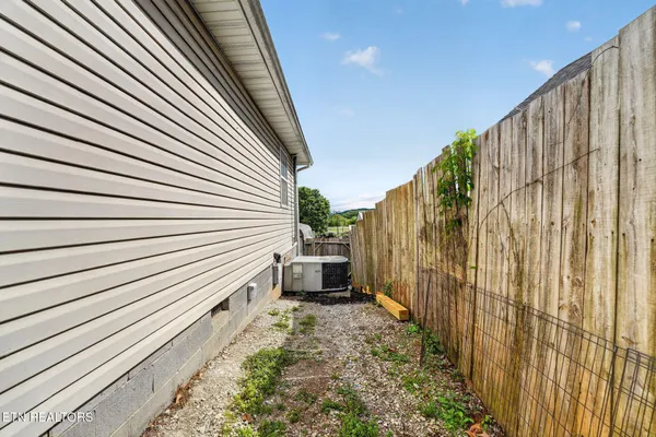 $186,900 | 206 East Maple Street, Caryville, TN 37714