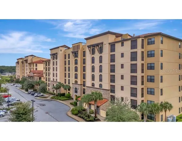 a black and white photo of a building